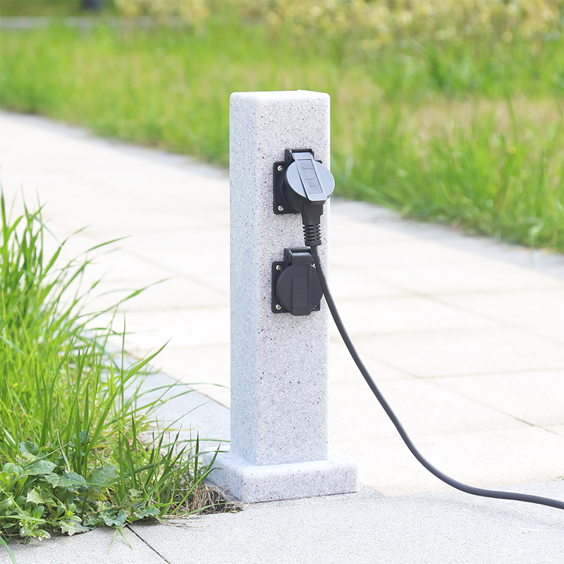 Outdoor Power Hub - ปลั๊กไฟแนวตั้ง PE ปลั๊กกันน้ํากลางแจ้งสําหรับสวนลานวิลล่า